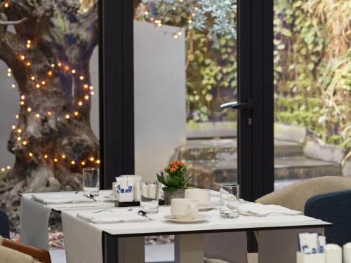 Una mesa preparada para una comida con luces. en H10 Urquinaona Plaza, en Barcelona