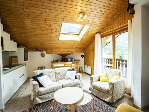 un salon avec deux canapés et une table dans l'établissement Appartement Châtel 4 pièces, 6 pers. avec balcon, garage, wifi - FR-1-676-160, à Châtel