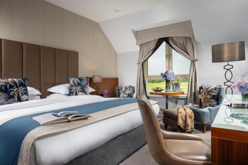 Una cama o camas en una habitación de Castleknock Hotel