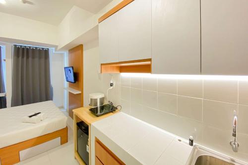 una cocina con fregadero y encimera en Pleasurable and Tidy Studio at Tokyo Riverside PIK 2 Apartment By Travelio, en Rawalembang