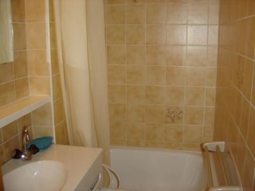 une salle de bain avec un lavabo, une baignoire et des toilettes dans l'établissement Appartement cosy, 5 pers., balcon sud, à 200m des remontées du Linga, Châtel - FR-1-676-159, à Châtel