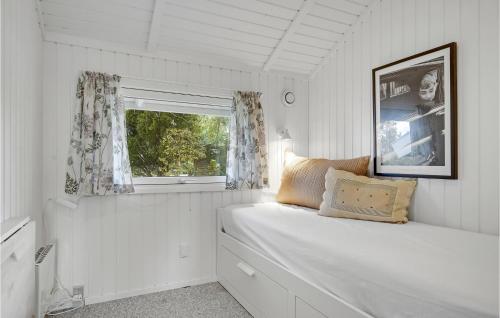 a white room with a bed and a window at Stunning Home In Sjællands Odde in Yderby