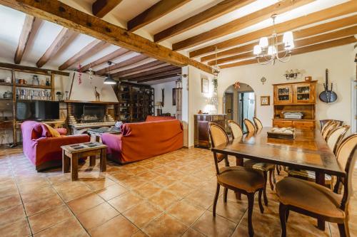 a living room with a table and chairs at Laguna Herrera in Campo de Cuéllar