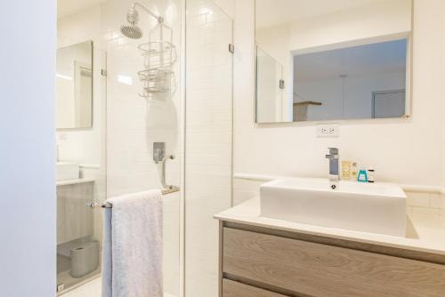 un bagno bianco con lavandino e doccia di Casa Clara at Blue Venao Resort with Ocean View a Playa Venao