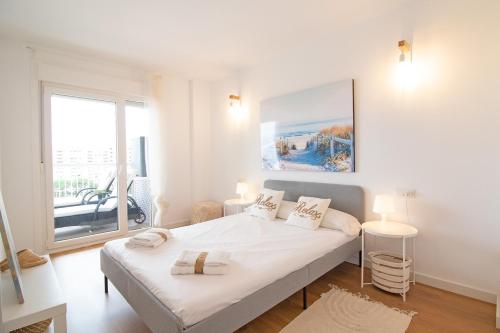 Un pat sau paturi într-o cameră la Global Properties, Moderno apartamento en Canet al Mar