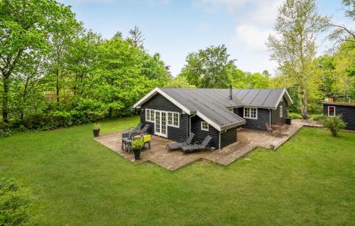 an aerial view of a cabin in a yard at 3 Bedroom Amazing Home In Glesborg in Glesborg