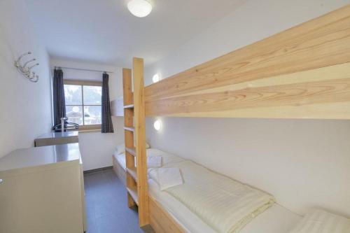 Cette chambre comprend 2 lits superposés et un lavabo. dans l'établissement Schöneben Chalet Ferienwelt, à Wald im Pinzgau