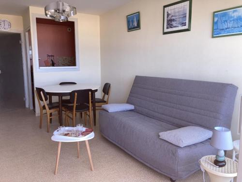 un salon avec un canapé et une table dans l'établissement La Perle Rose, à Saint-Jean-de-Monts