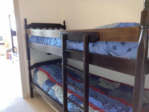 - une chambre avec des lits superposés et une échelle surélevée dans l'établissement La Perle Rose, à Saint-Jean-de-Monts