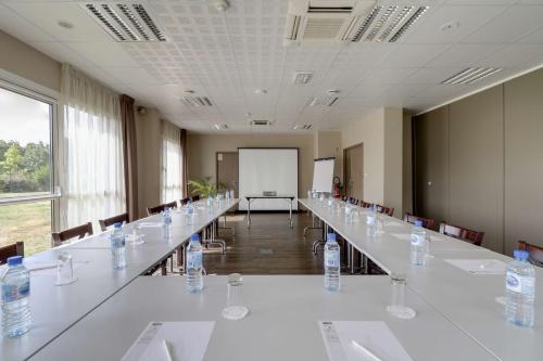 Οι επιχειρηματικές εγκαταστάσεις ή/και οι αίθουσες συνεδριάσεων στο Brit Hotel Saint-Méen-le-Grand en Brocéliande