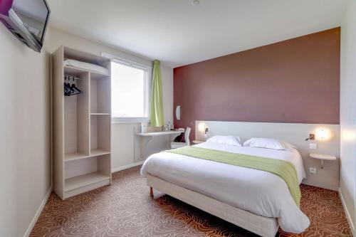Ένα ή περισσότερα κρεβάτια σε δωμάτιο στο Brit Hotel Saint-Méen-le-Grand en Brocéliande