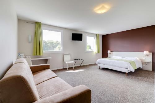 Ένα ή περισσότερα κρεβάτια σε δωμάτιο στο Brit Hotel Saint-Méen-le-Grand en Brocéliande