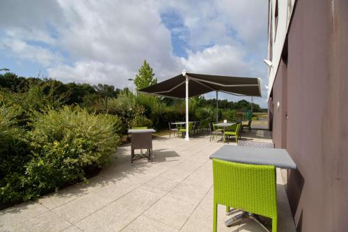 Κήπος έξω από το Brit Hotel Saint-Méen-le-Grand en Brocéliande