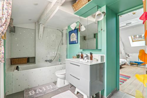 une salle de bain avec un lavabo, une baignoire et des toilettes dans l'établissement Cosy apartment Place des Vosges, à Paris