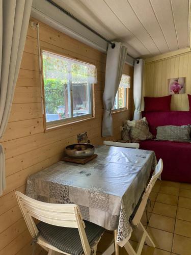 Photo de la galerie de l'établissement Terrain de loisirs avec mobilhome proche de la plage - V0824, à Vias