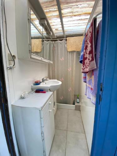 Photo de la galerie de l'établissement Terrain de loisirs avec mobilhome proche de la plage - V0824, à Vias