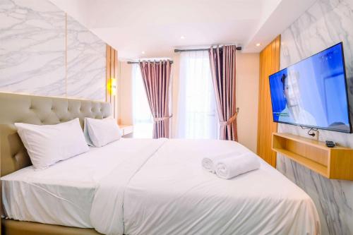 En eller flere senge i et værelse på Warm and Cozy Studio at Tokyo Riverside PIK 2 Apartment By Travelio