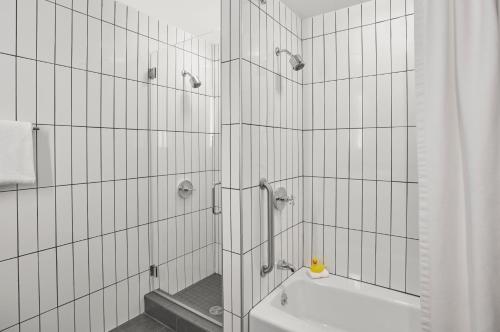 Ein Badezimmer in der Unterkunft 21c Museum Hotel Louisville