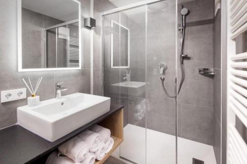 une salle de bain avec lavabo et douche dans l'établissement Schöneben Appartementen Top 4, à Wald im Pinzgau