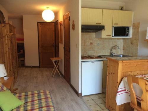 une petite cuisine avec un évier et un comptoir dans l'établissement Appartement cosy 5 pers, balcon S/O, 300m centre, 400m remontées mécaniques - FR-1-676-116, à Châtel