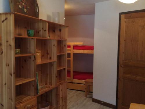 - une chambre avec 2 lits superposés dans l'établissement Appartement cosy 5 pers, balcon S/O, 300m centre, 400m remontées mécaniques - FR-1-676-116, à Châtel