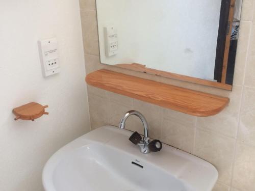 une salle de bain avec un lavabo et un miroir dans l'établissement Appartement cosy 5 pers, balcon S/O, 300m centre, 400m remontées mécaniques - FR-1-676-116, à Châtel