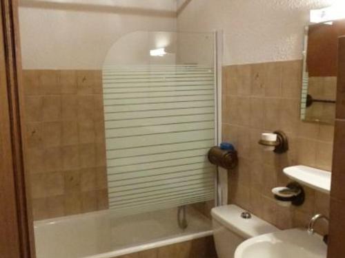 une salle de bain avec une douche, des toilettes et un lavabo dans l'établissement Appartement cosy 4 pers. à Châtel, balcon exposé sud, proche télécabine Linga, WiFi inclus - FR-1-676-125, à Châtel