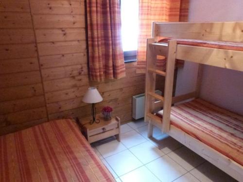 - une chambre avec des lits superposés et une lampe dans l'établissement Appartement cosy 4 pers. à Châtel, balcon exposé sud, proche télécabine Linga, WiFi inclus - FR-1-676-125, à Châtel