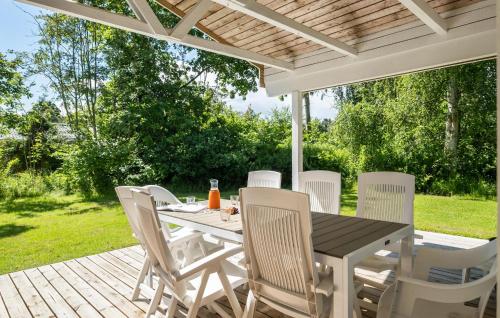 Zahrada ubytování Beautiful Home In Hadsund With Sauna