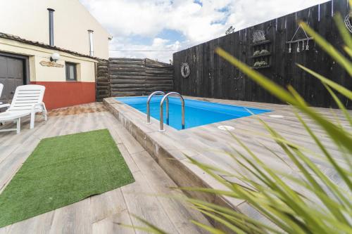 a backyard with a swimming pool and a wooden fence at Laguna Herrera in Campo de Cuéllar