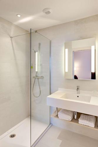 Bilik mandi di Brit Hotel Vendée Mer