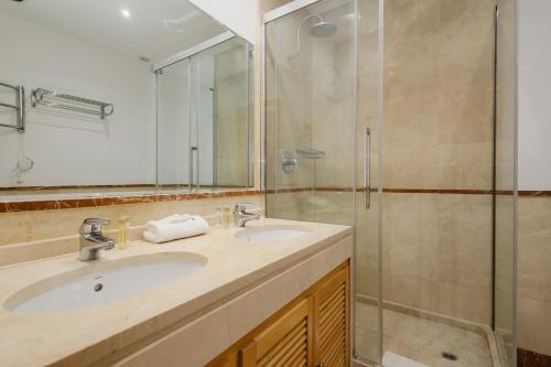 3 bedroom apartment, with private garden and terrace, in Puerto Banús