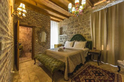 a bedroom with a bed and a brick wall at İda Blue Adatepe in Kucukkuyu