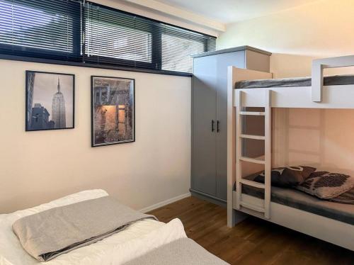 ein Schlafzimmer mit einem Etagenbett und einem Etagenbett in der Unterkunft Schöneben Chalet Schneerose in Wald im Pinzgau