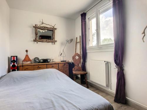 une chambre avec un lit, un bureau et une fenêtre dans l'établissement maison 3 chambres piscine près Avignon 4 jours minimum, au Pontet