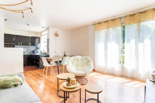 un salon avec un canapé et une table dans l'établissement Sublime Appartement proche de la Gare - Babyfoot, à Douai