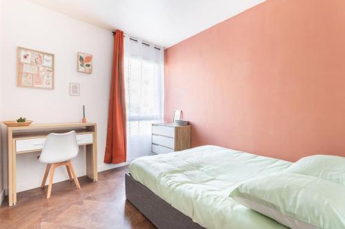 une chambre avec un lit, un bureau et une chaise dans l'établissement Sublime Appartement proche de la Gare - Babyfoot, à Douai