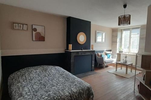 une chambre avec un lit et un salon dans l'établissement Suite Jeux Coquins La Curieuse, à Villersexel