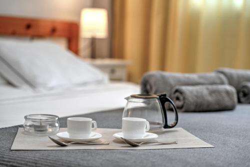 a tray with two cups and a tea pot on a table at Apartamento Retama in Adeje