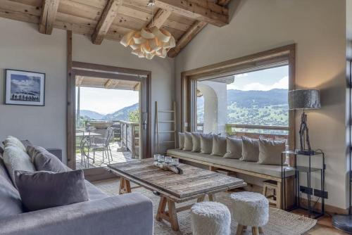 un salon avec un canapé et une table dans l'établissement Chalet Carline, à Combloux
