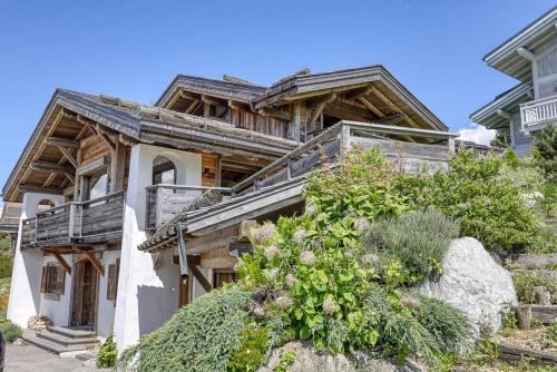 une grande maison en bois avec un balcon dans l'établissement Chalet Carline, à Combloux