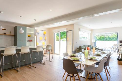 a kitchen and living room with a table and chairs at Chez Misha - Sublime maison climatisée à 100m des plages de Carnon in Mauguio