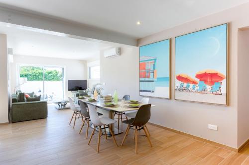 a dining room with a table and chairs at Chez Misha - Sublime maison climatisée à 100m des plages de Carnon in Mauguio