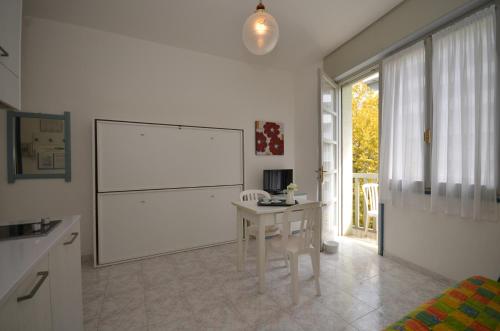 a kitchen with a large white screen in a room at Aparthotel Pineda in Bibione