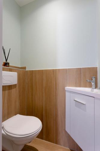 a bathroom with a white toilet and a sink at Chez Misha - Sublime maison climatisée à 100m des plages de Carnon in Mauguio