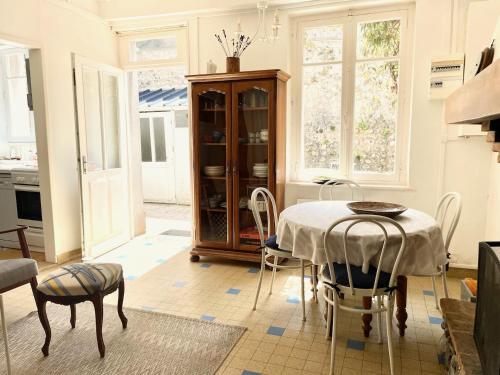 une cuisine et une salle à manger avec une table et des chaises dans l'établissement Traditional fisherman cottage, à Yport