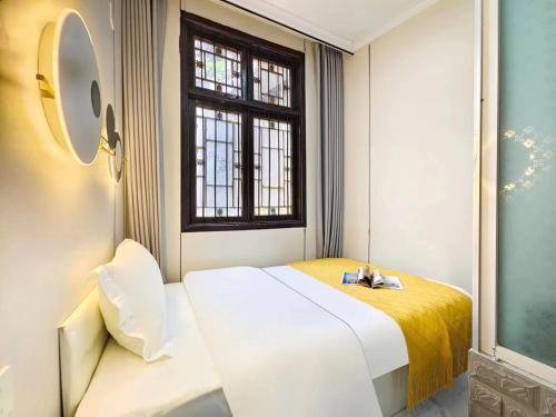 Postel nebo postele na pokoji v ubytování 聚贤居客栈 Fenghuang Juxianju Inn