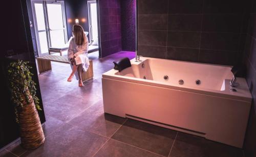 Koupelna v ubytování Brit Hotel Le Galion & Spa