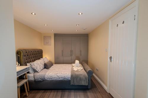 Basement Apartment photo 12