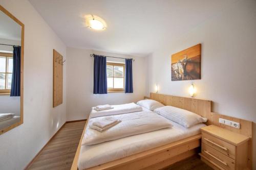 une chambre avec un grand lit dans une pièce dans l'établissement Schöneben Chalet Anton, à Wald im Pinzgau